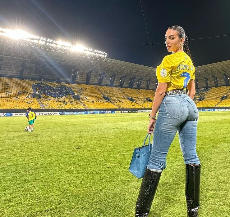В джинсах и с дорогой Birkin: Джорджина Родригес посетила футбольный матч