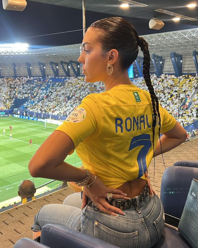 В джинсах и с дорогой Birkin: Джорджина Родригес посетила футбольный матч