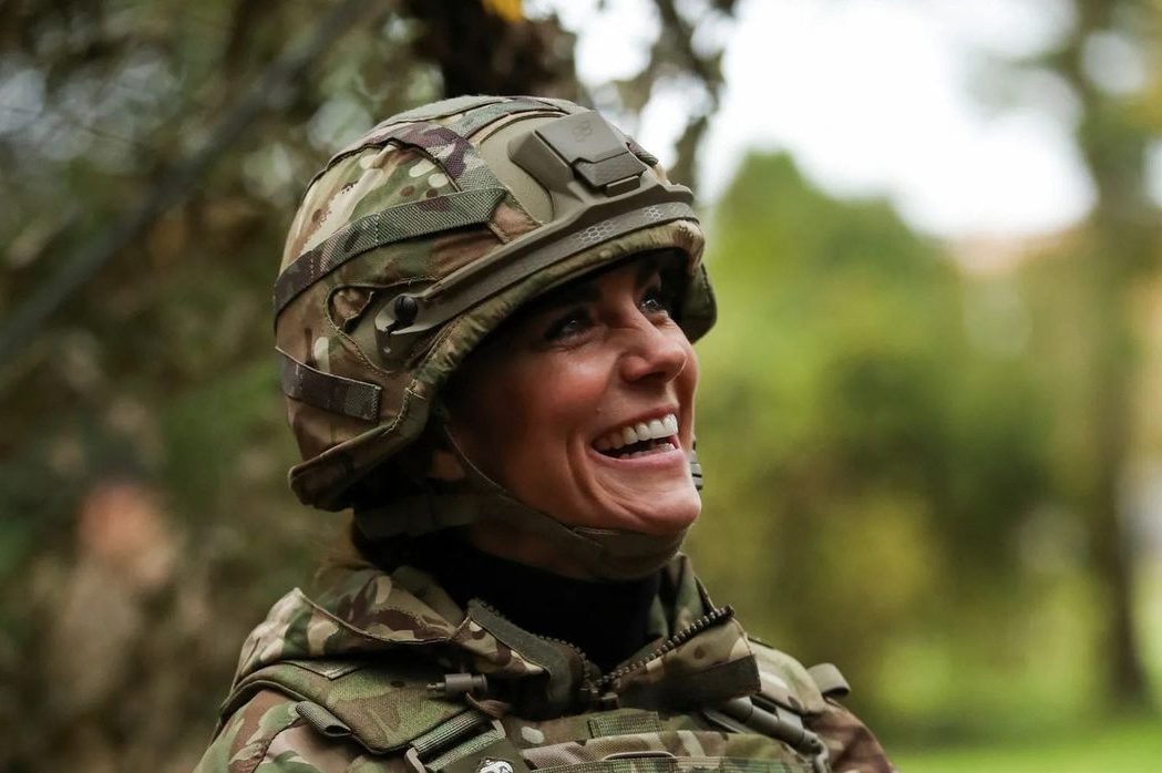 Кейт Миддлтон в камуфляже встретилась с военными