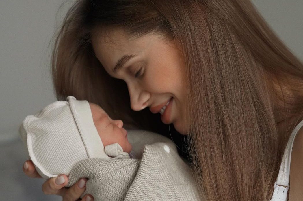 «Я пережила лучший опыт партнерских родов»: Саша Бо в третий раз стала мамой