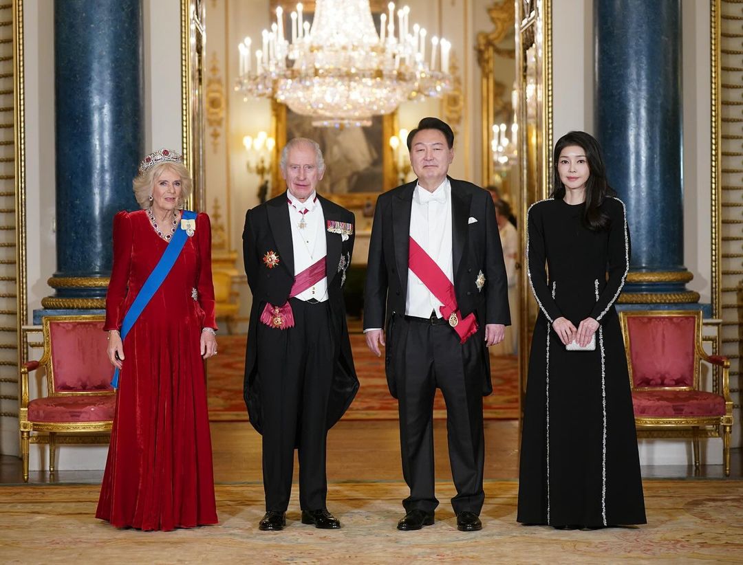 Total red та сторічна тіара: розкішні образи Кейт Міддлтон під час візиту президента Південної Кореї
