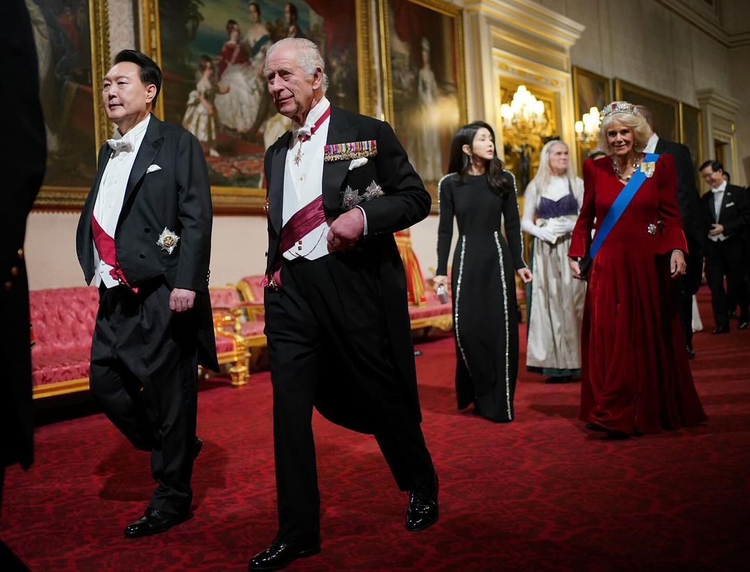 Total red та сторічна тіара: розкішні образи Кейт Міддлтон під час візиту президента Південної Кореї