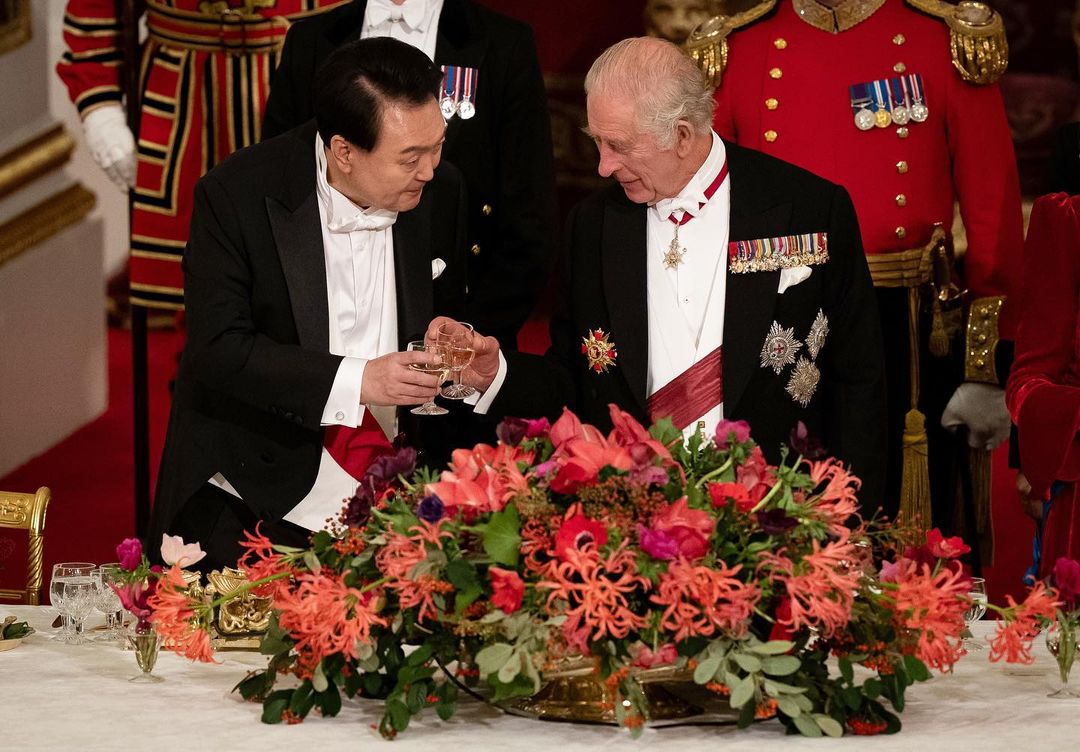 Total red и столетняя тиара: роскошные образы Кейт Миддлтон во время визита президента Южной Кореи
