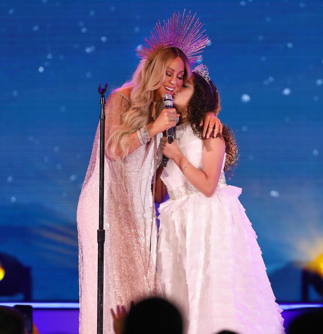 Мэрайя Кэри спела на сцене со своей 12-летней дочерью