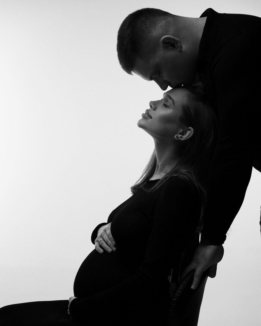 У чорно-білих тонах: вагітна Саша Бо знялася у ніжній фотосесії