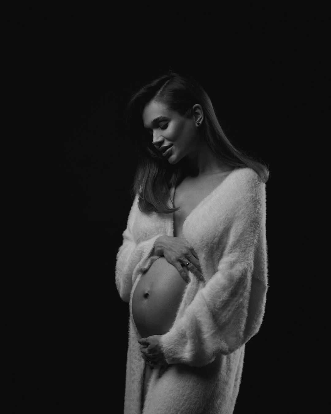 В черно-белых тонах: беременная Саша Бо снялась в нежной фотосессии