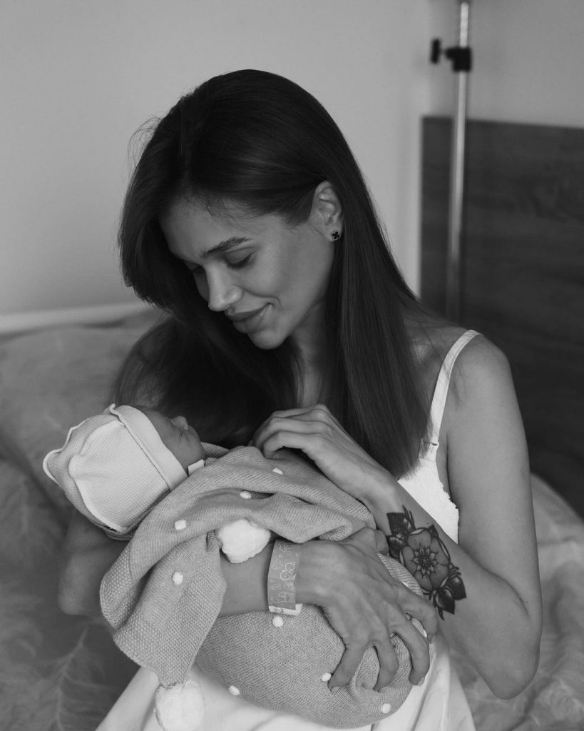 «Я пережила лучший опыт партнерских родов»: Саша Бо в третий раз стала мамой