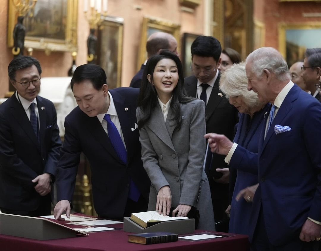 Total red и столетняя тиара: роскошные образы Кейт Миддлтон во время визита президента Южной Кореи