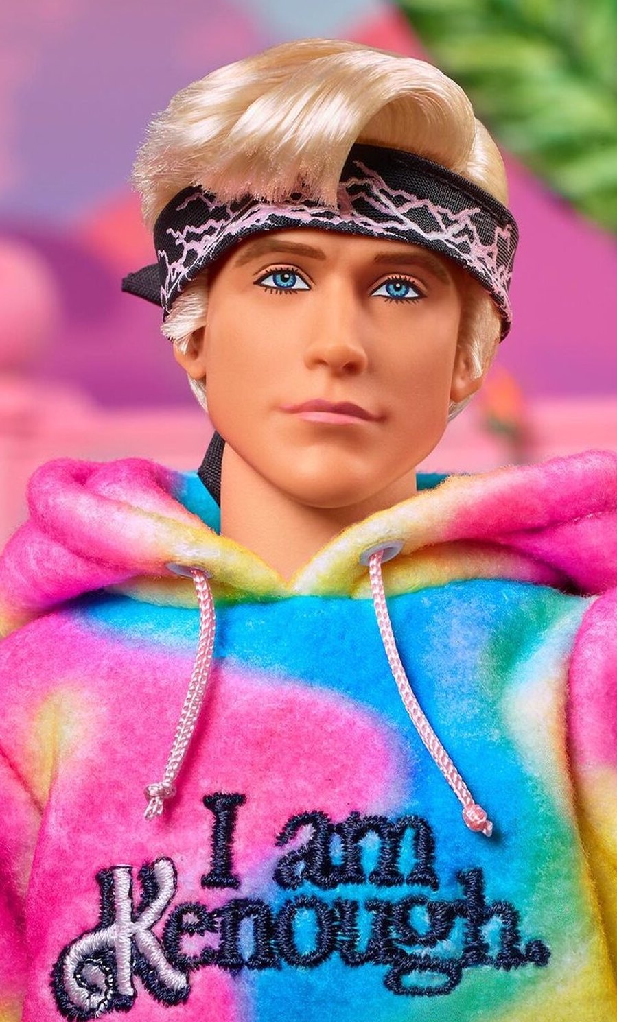 Кен в розовом худи: презентовали куклу с персонажа Райана Гослинга