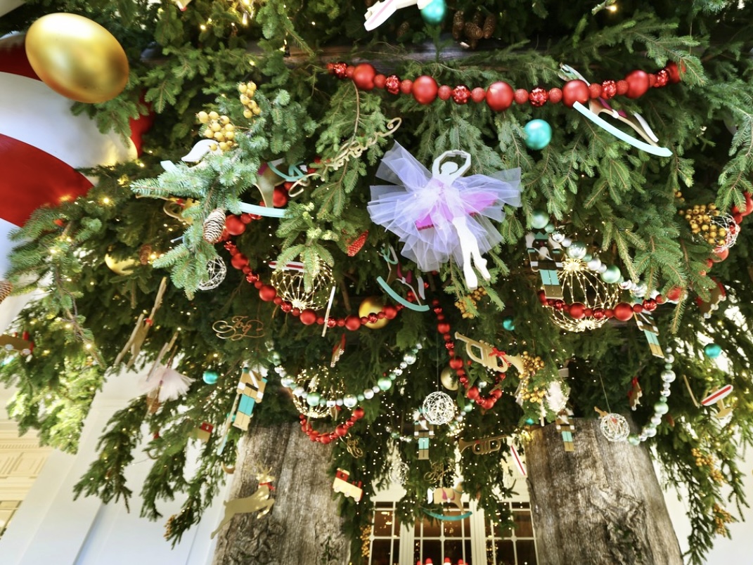 34 тысячи украшений: Джилл Байден показала рождественский декор Белого дома
