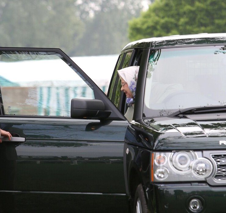 Знаменитый Range Rover Елизаветы II продадут на аукционе