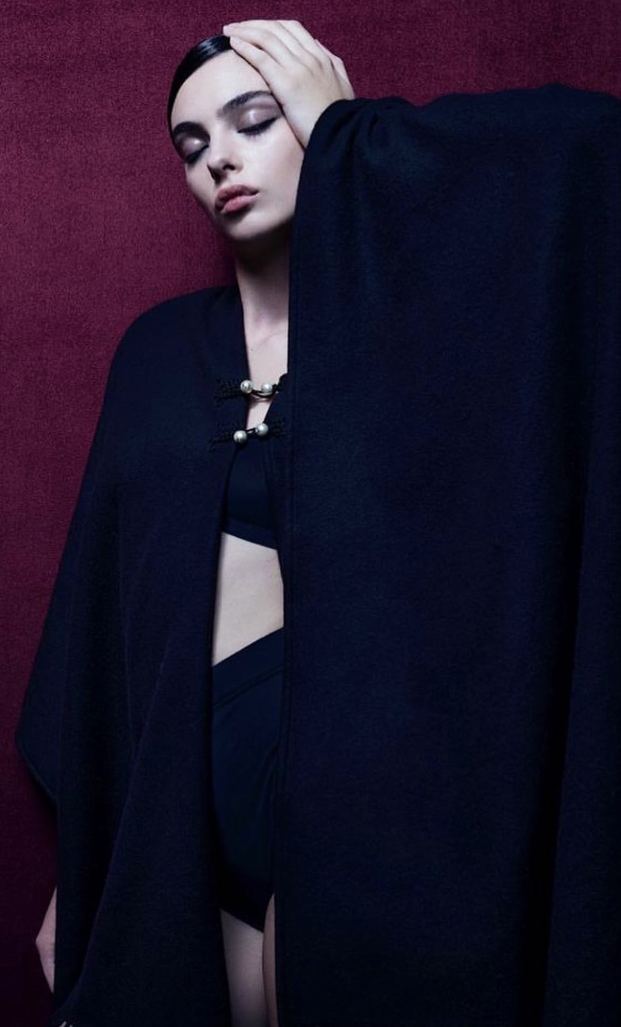 В Dior и топлес: дочь Моники Белуччи в новой фотосессии