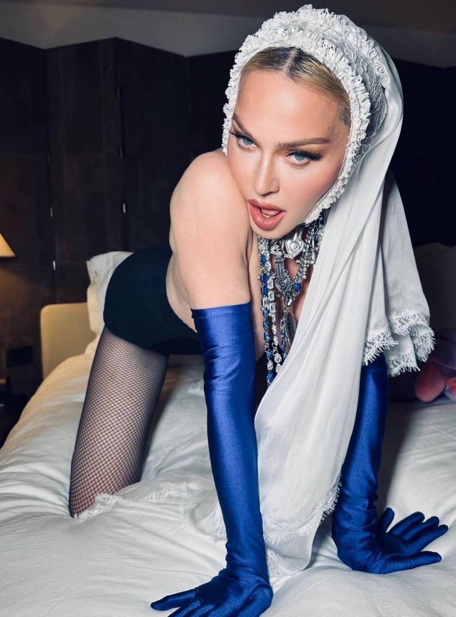 Мадонна обнажила грудь для поклонников