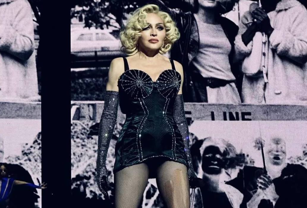Мадонна обнажила грудь для поклонников