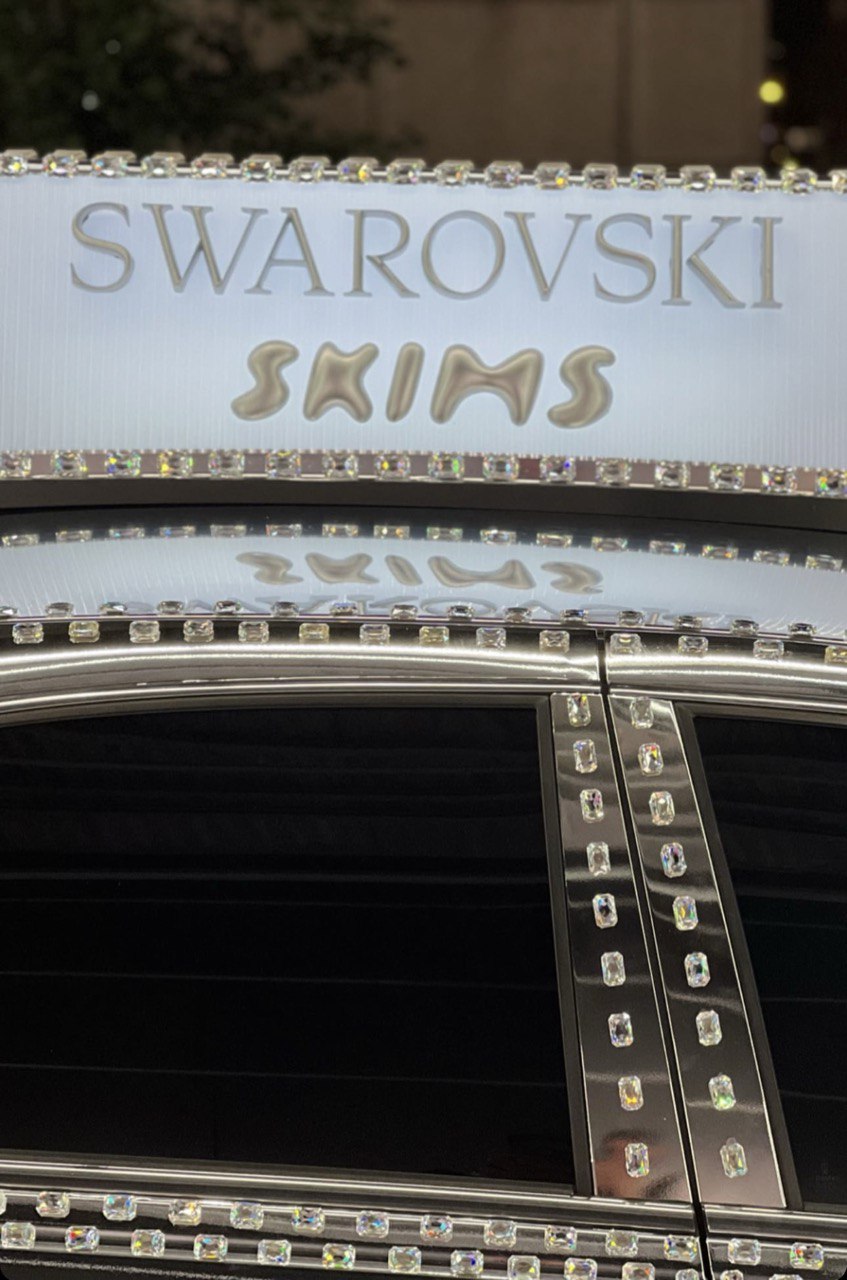 Наче діамант: Кім Кардаш’ян влаштувала вечірку на честь презентації Skims x Swarowski 