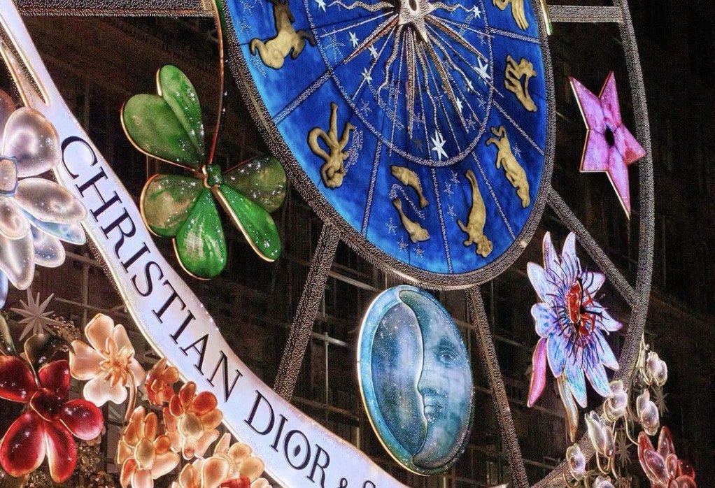 «Карусель мрій»: Дженіфер Лоуренс відкрила святкові вітрини універмагу Saks