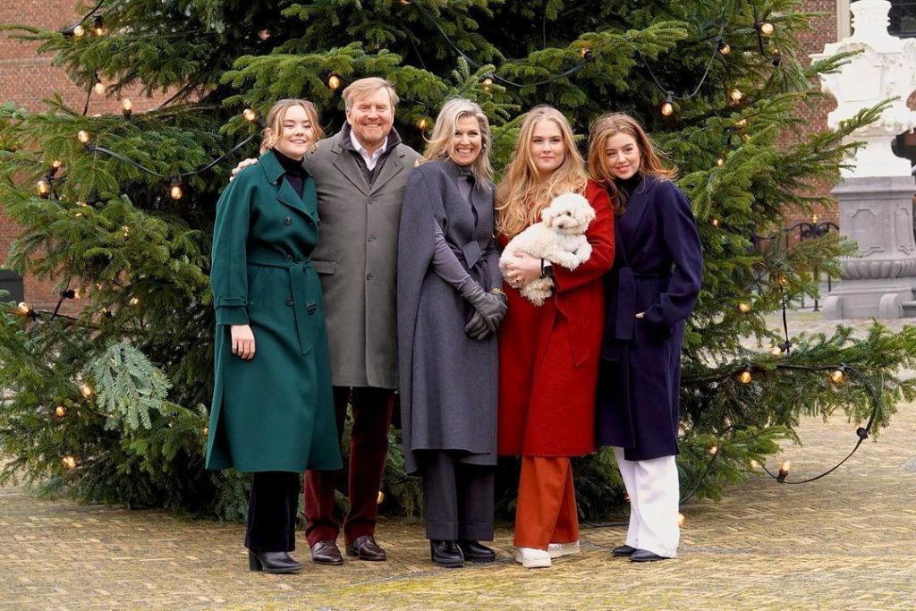 Семейная идиллия: рассматриваем рождественские открытки монаршей семьи Нидерландов
