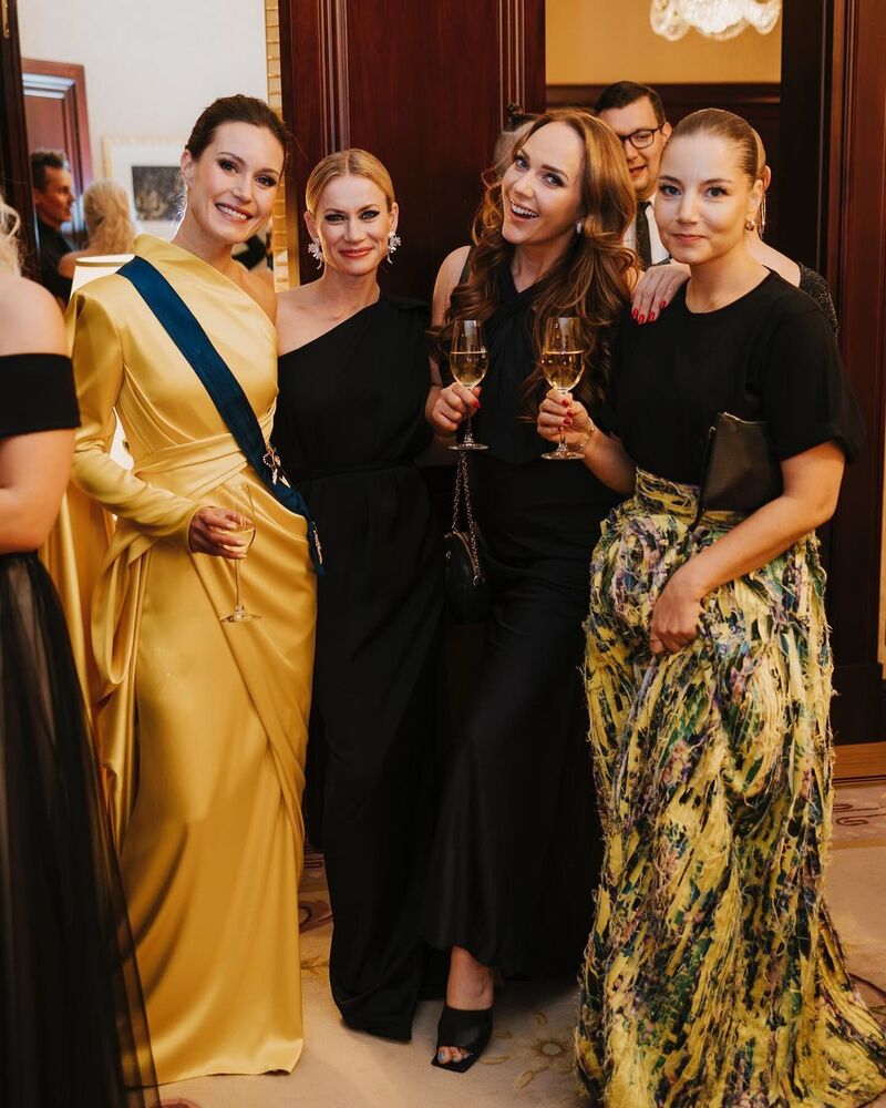 Экс-премьер Финляндии Санна Марин посвятила платье Украине