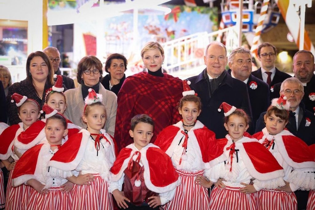 Княгиня Монако Шарлин с мужем открыли рождественскую ярмарку