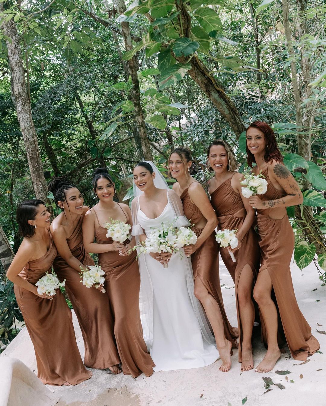 Церемония посреди джунглей: Ванесса Хадженс показала свадебные фото