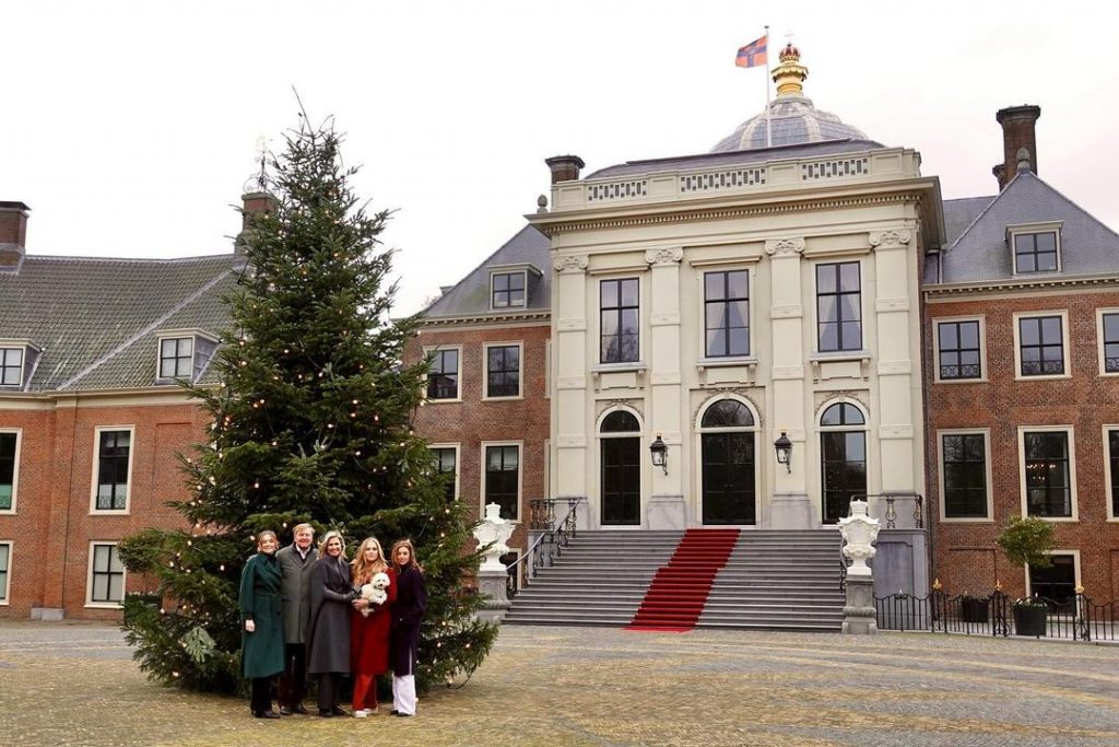 Сімейна ідилія: розглядаємо різдвяні листівки монаршої родини Нідерландів
