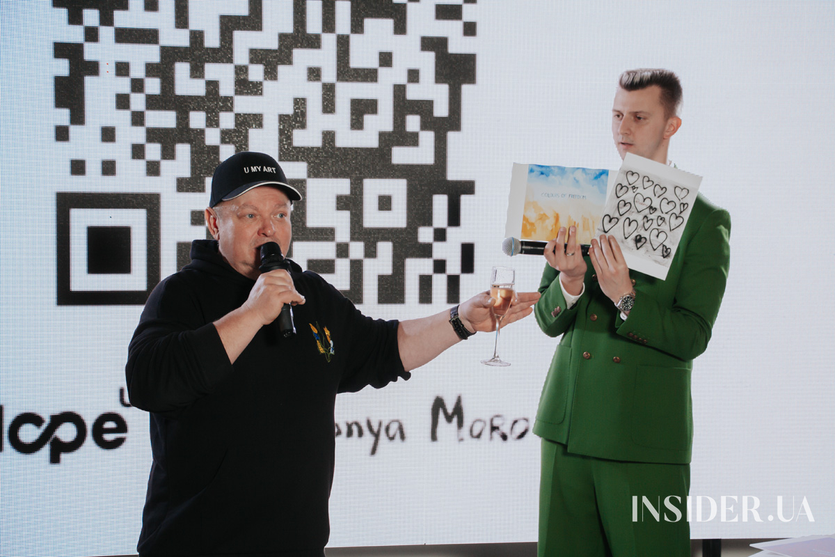 Слезы отца и фото на фоне «Мазни»: допремьерный показ выставки Сони Морозюк в Киеве