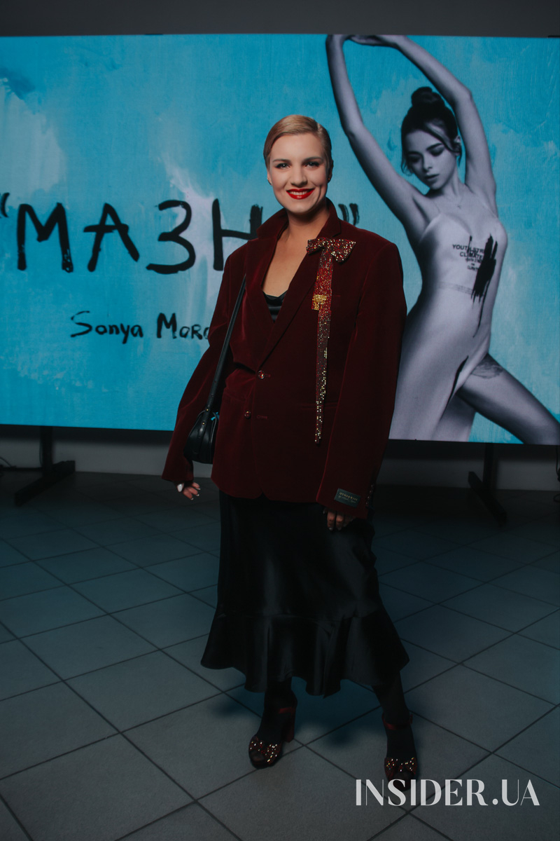Слезы отца и фото на фоне «Мазни»: допремьерный показ выставки Сони Морозюк в Киеве