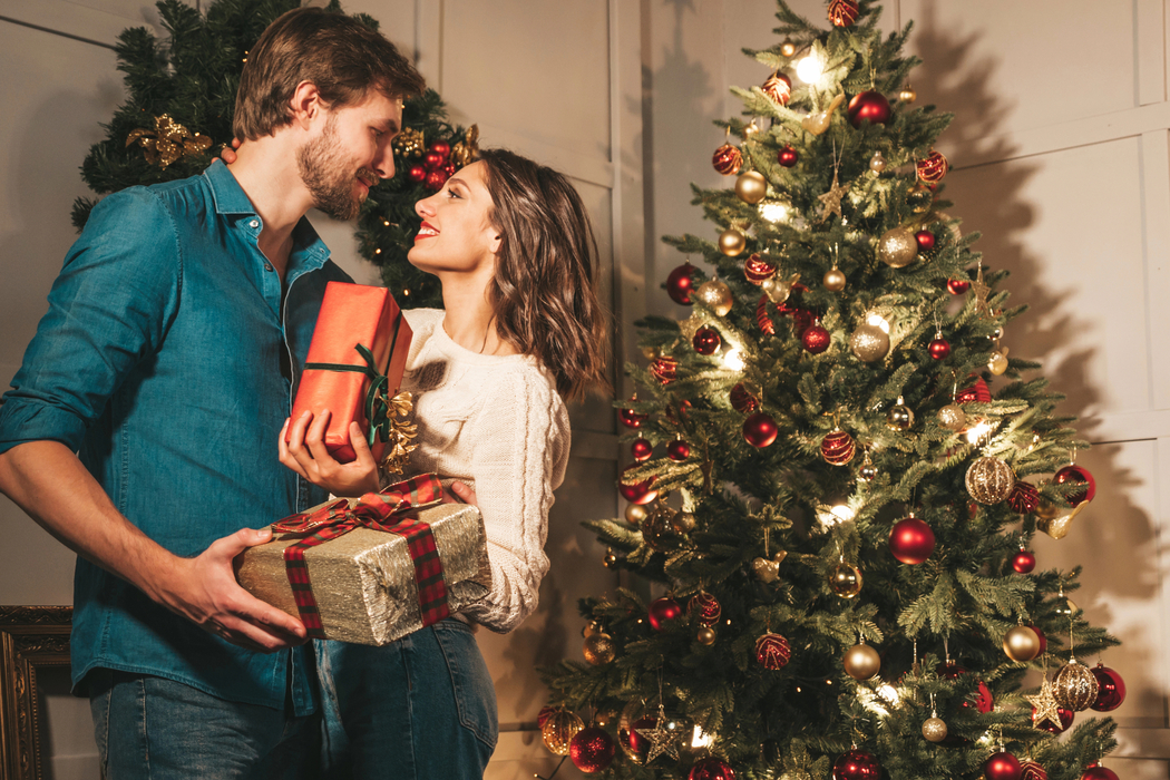 Чего хотят женщины: 15 желанных бьюти-подарков на Рождество и Новый год
