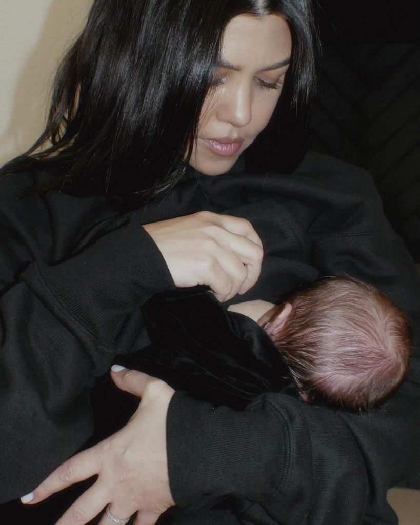 Кортни Кардашьян и Трэвис Баркер показали фото с одномесячным сыном