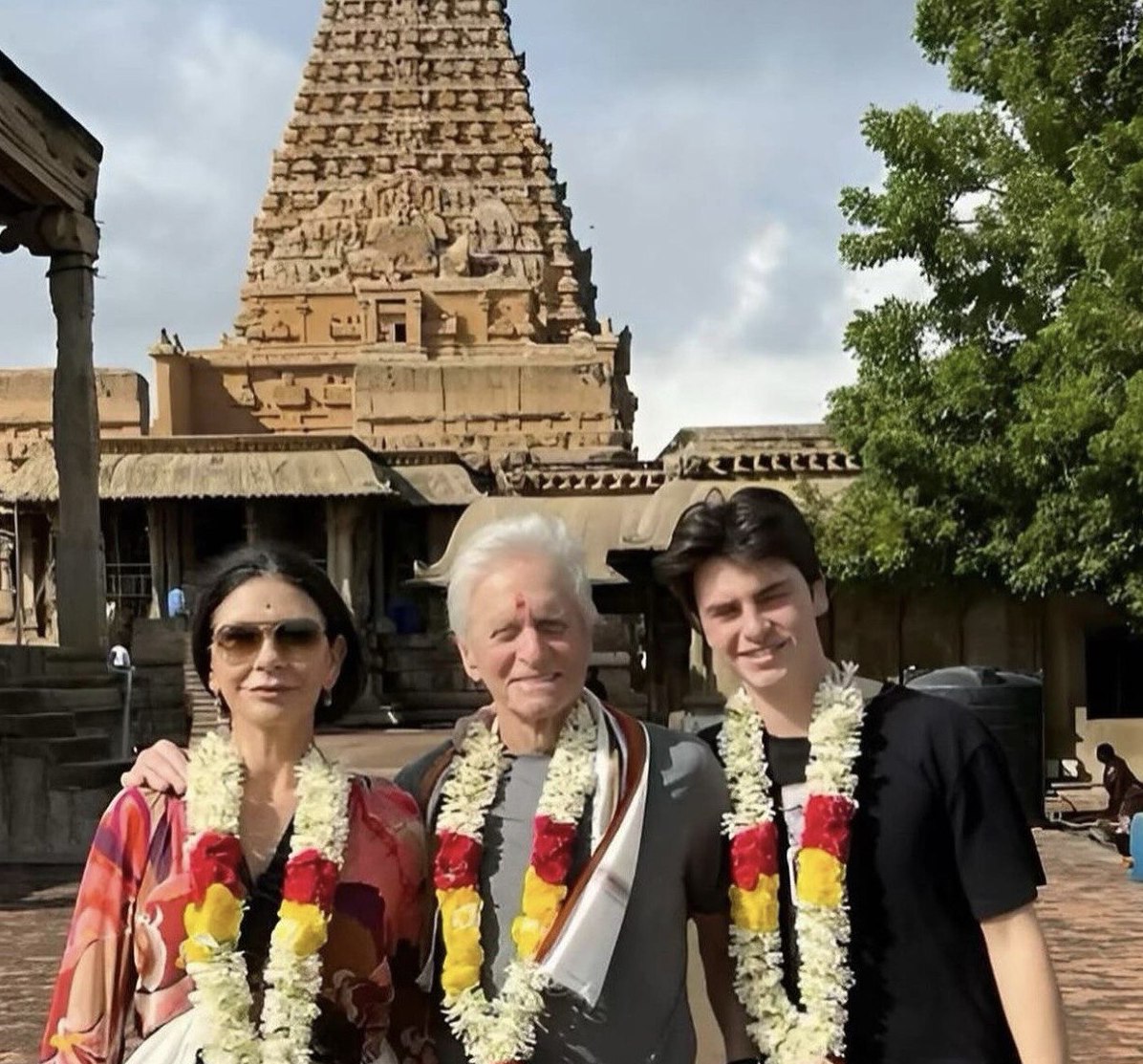 Різдвяні канікули: Кетрін Зета-Джонс та Майкл Дуглас з дітьми подорожують Індією