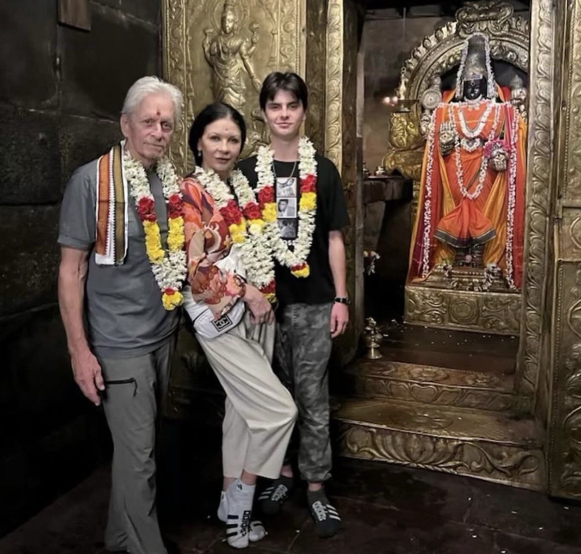 Рождественские каникулы: Кэтрин Зета-Джонс и Майкл Дуглас с детьми путешествуют по Индии