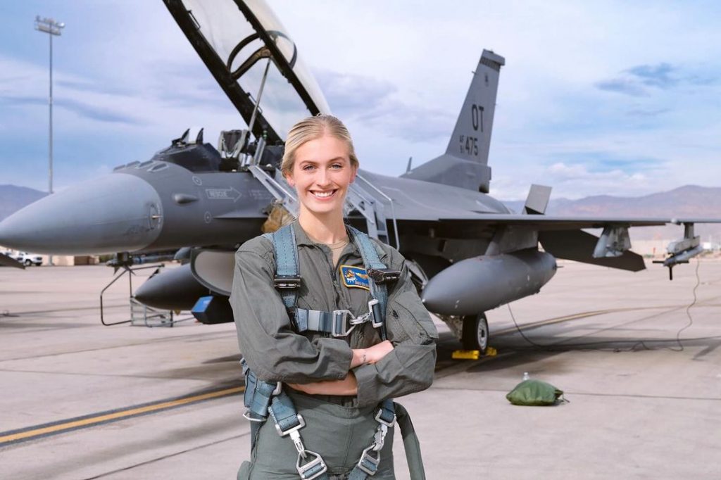 Титул «Мисс Америка 2024» получила офицер военно-воздушных сил США