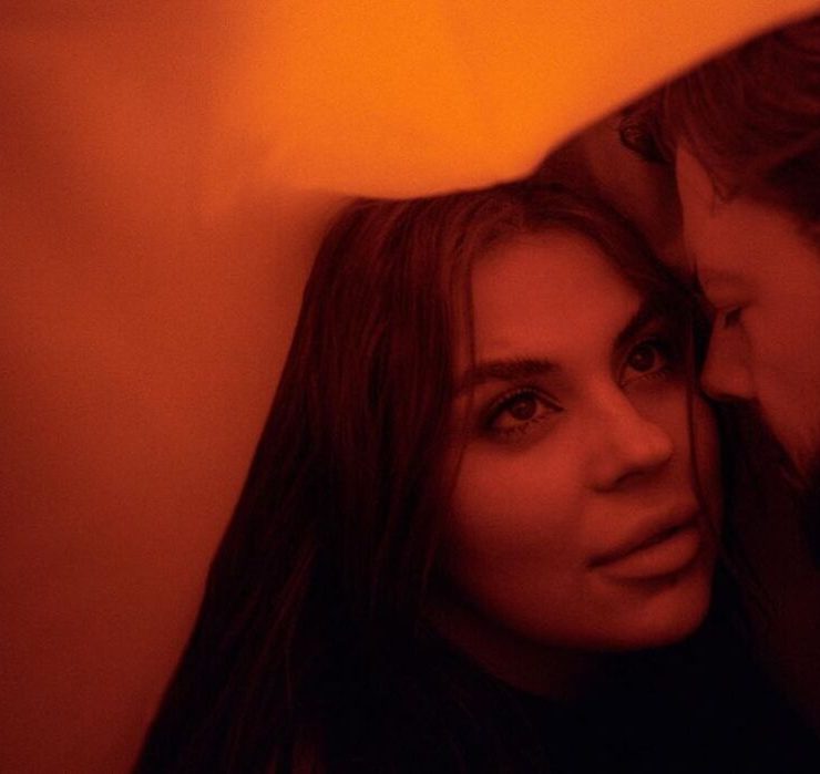 Солистка KAZKA показала страстные поцелуи с женихом в новом клипе