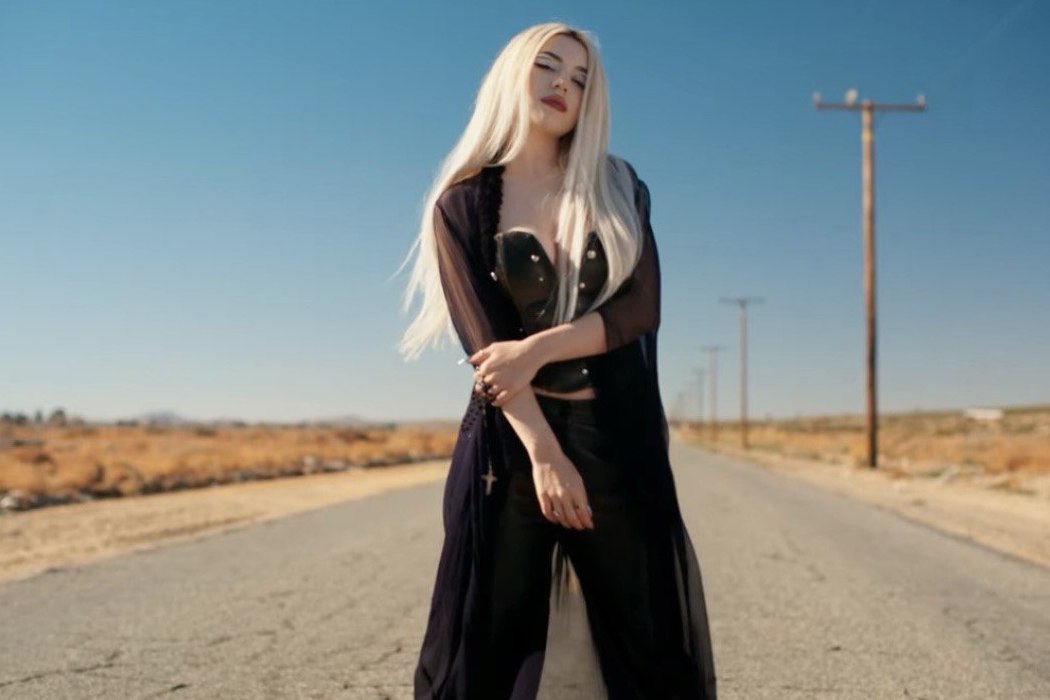 Носители: поп-звезда Ava Max выбрала Cultnaked для нового видео