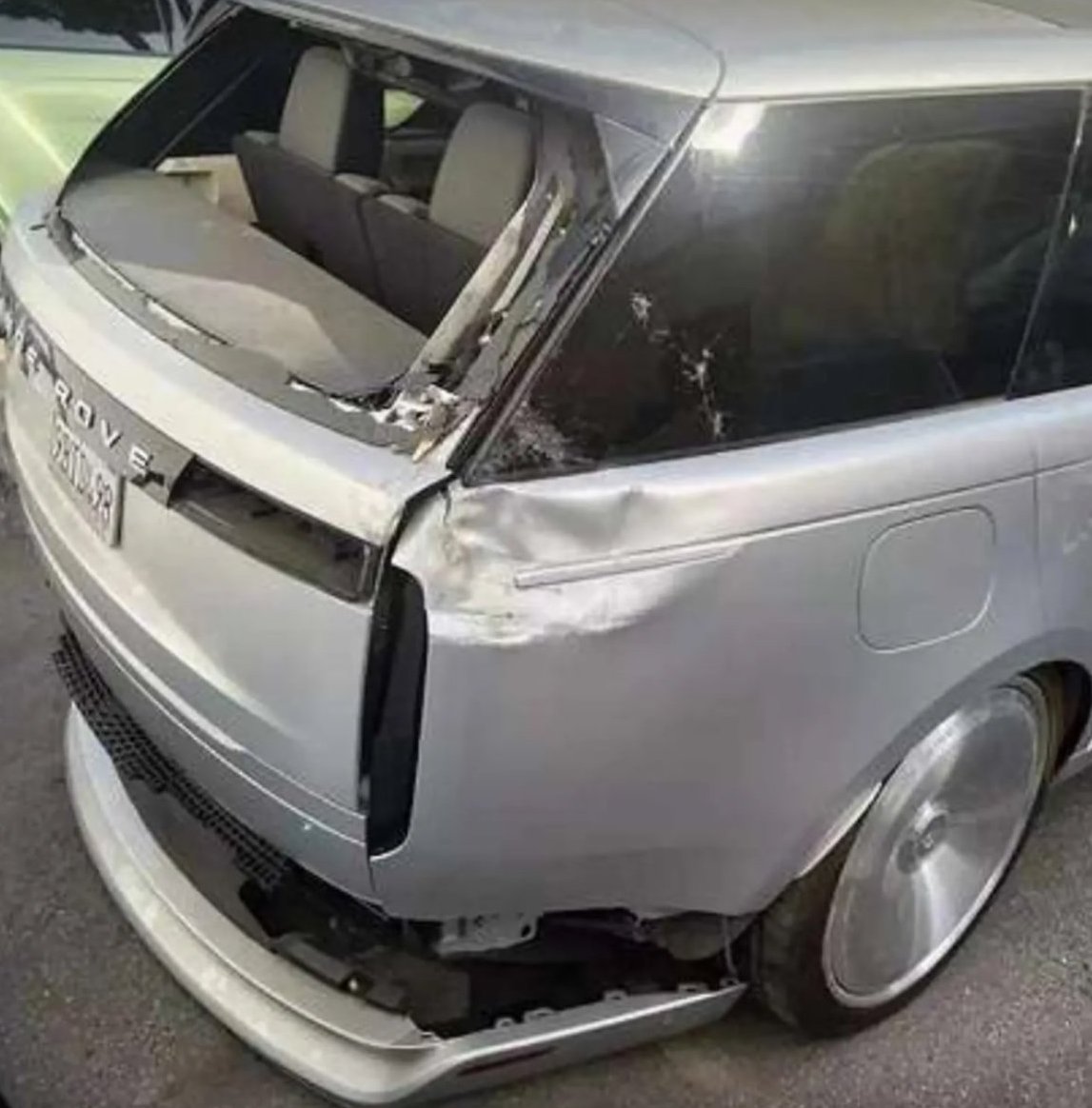Ким Кардашьян продает свое разбитое авто за 100 тысяч долларов