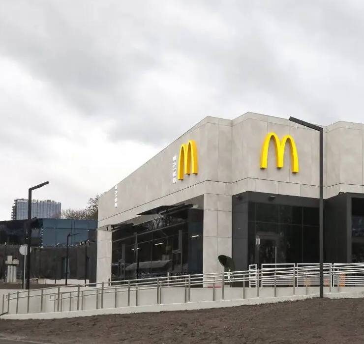 У Києві відкрився новий McDonald’s, з якого видно «Батьківщину-матір»