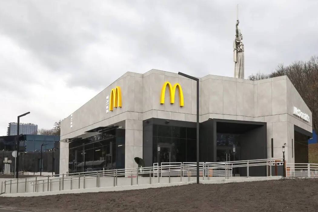 У Києві відкрився новий McDonald’s, з якого видно «Батьківщину-матір»