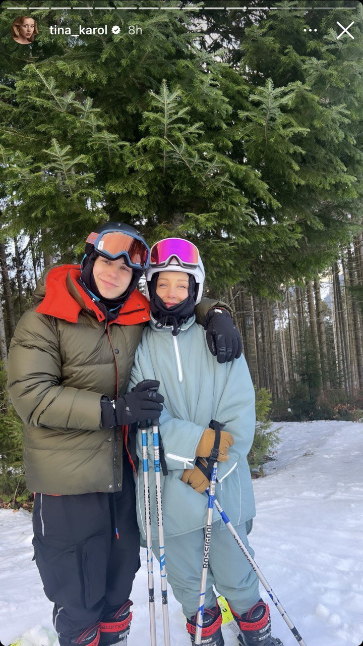 Тина Кароль катается на лыжах с сыном в Карпатах