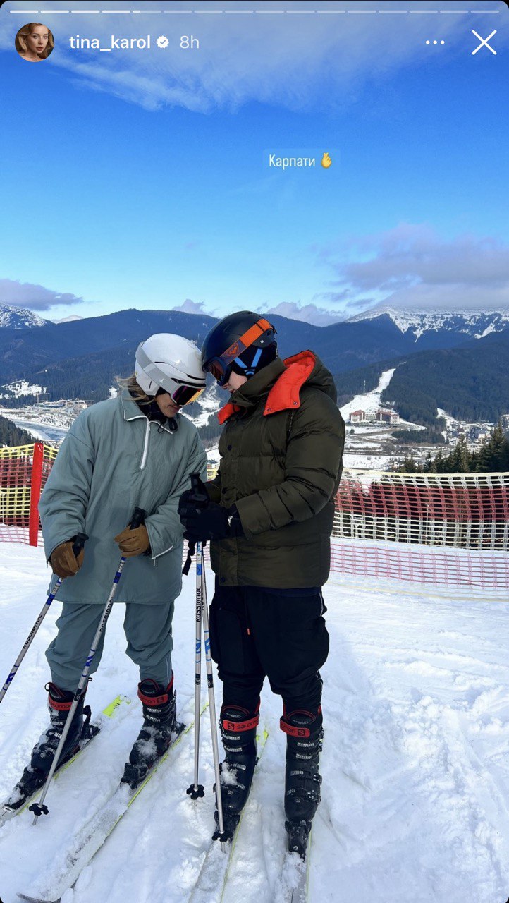Тина Кароль катается на лыжах с сыном в Карпатах
