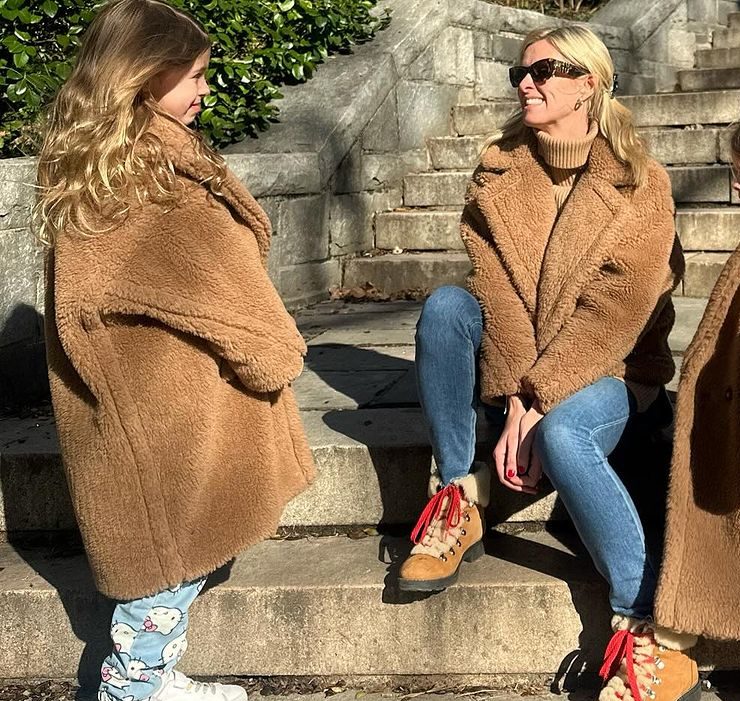 Family look: Ники Хилтон с дочками прогулялась по Нью-Йорку