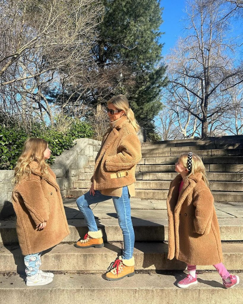 Family look: Нікі Гілтон із доньками прогулялася Нью-Йорком