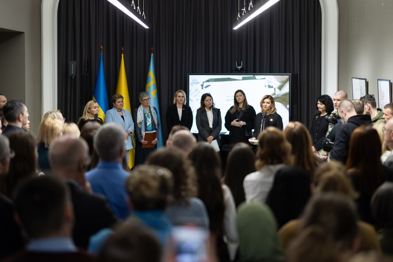 Елена Зеленская и почтенные послы посетили выставку о женском сопротивлении в Крыму
