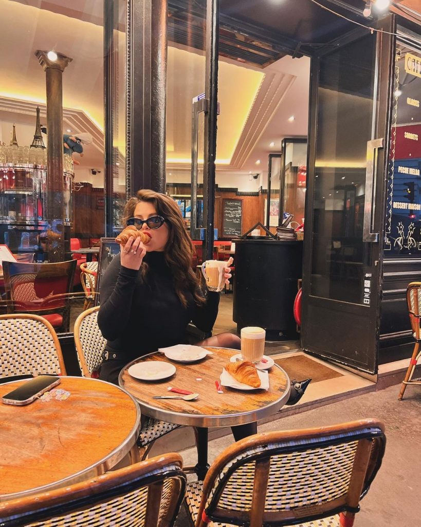Круассаны и прогулки по городу: как Селена Гомес отдыхает в Париже