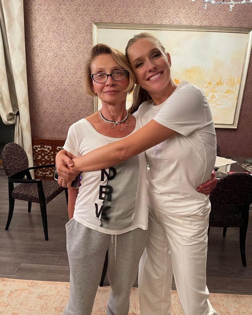 «Абсолютний приклад жінки»: Катерина Осадча привітала маму з днем народження