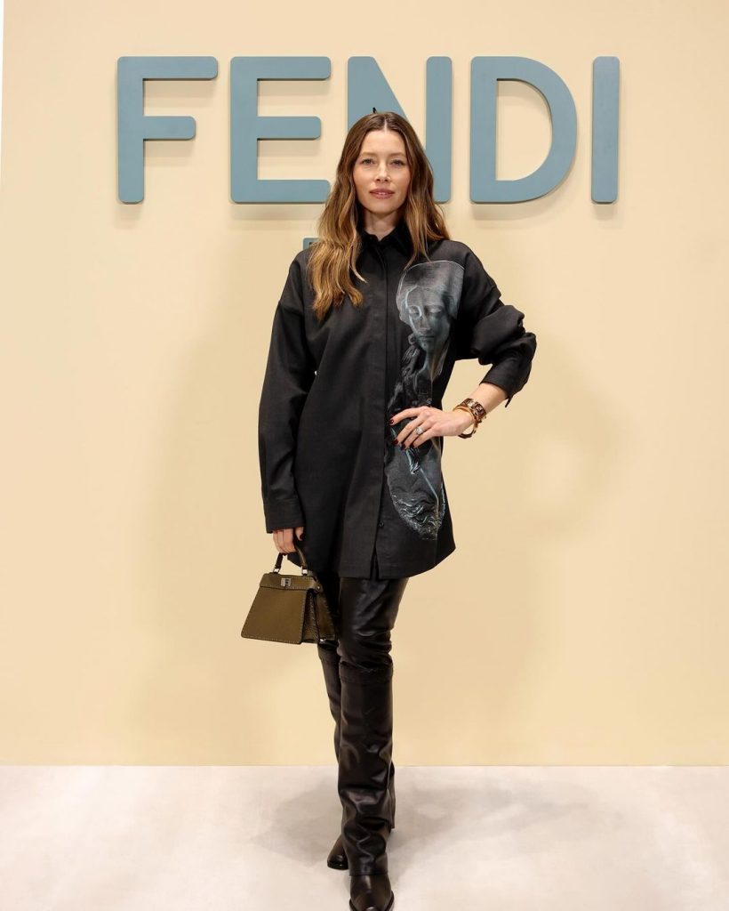 Джессика Бил и Амбер Валлетта на показе Fendi в Милане