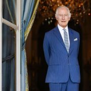 «Позорная расточительность»: британцев возмутил новый официальный портрет короля