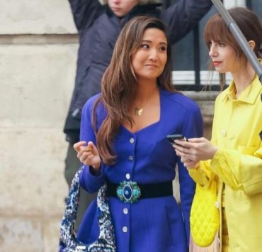 У синьо-жовтих барвах: Лілі Коллінз та Ешлі Парк на зйомках «Емілі в Парижі»