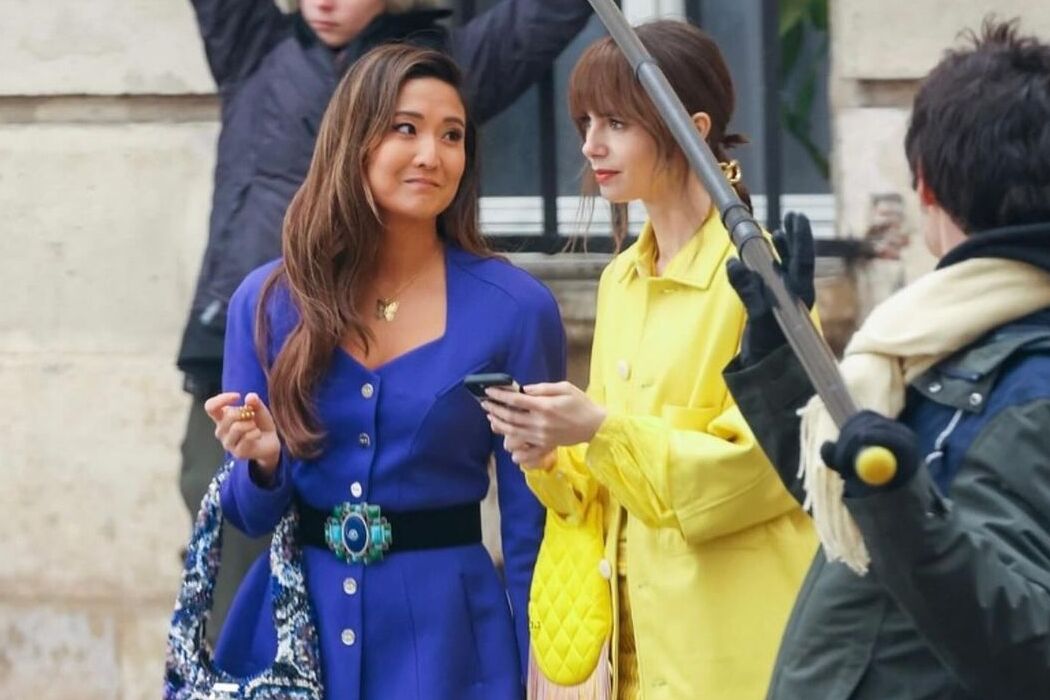 В сине-желтых тонах: Лили Коллинз и Эшли Парк на съемках «Эмили в Париже»