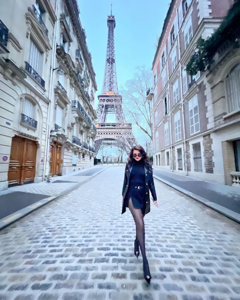 Круассаны и прогулки по городу: как Селена Гомес отдыхает в Париже