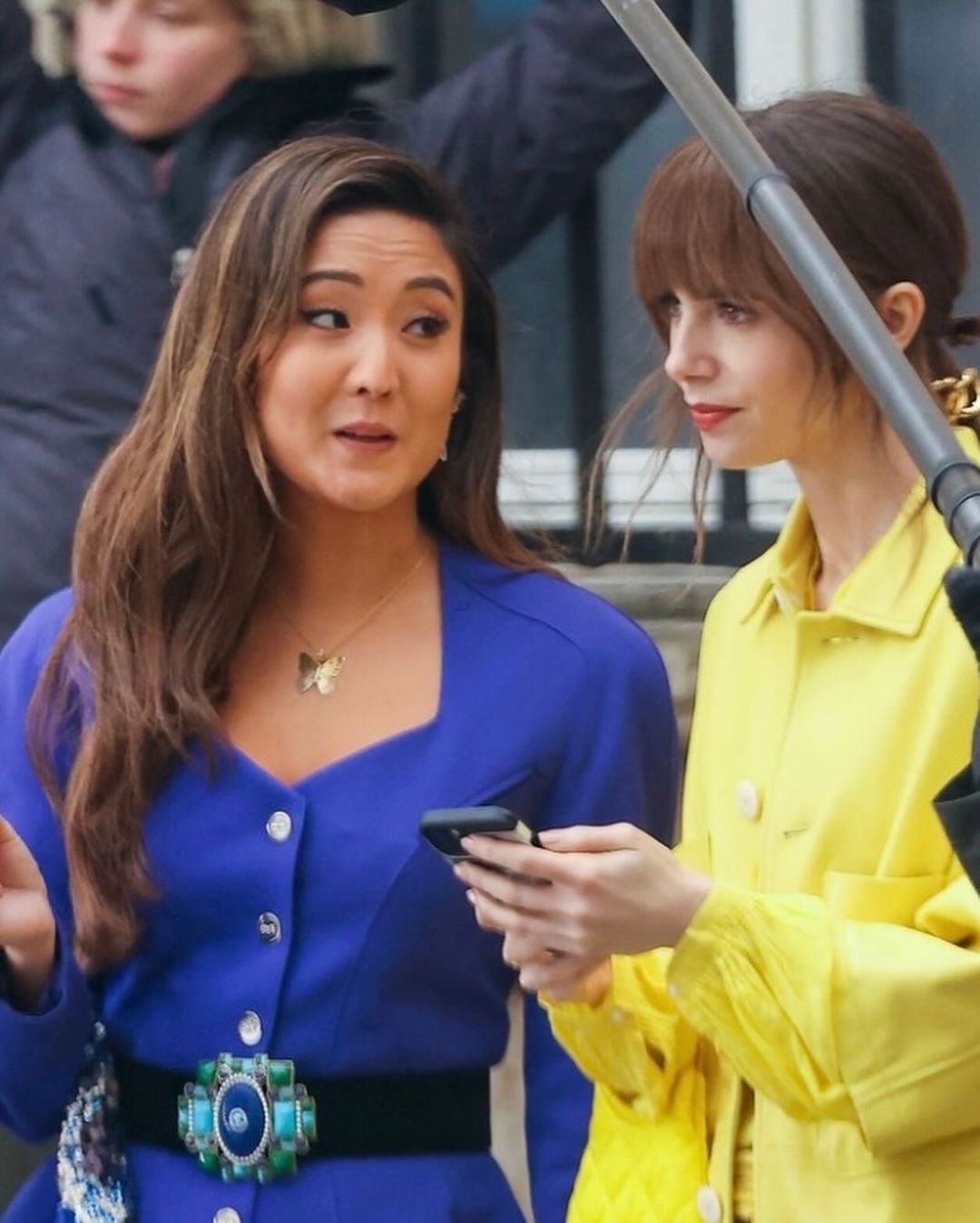 В сине-желтых тонах: Лили Коллинз и Эшли Парк на съемках «Эмили в Париже»